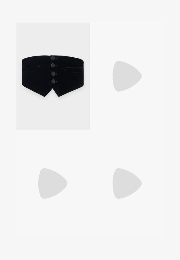 Schwarzer Samtkragen mit tailliertem Design. Verfügt über vier schwarze Knöpfe und einen diagonalen Schnitt, abgerundet mit einem subtilen Glanz und zwei kleinen Taschen.; Schwarzes Baumwoll-T-Shirt mit Rundhalsausschnitt, kurzen Ärmeln und weißem Logodruck auf der linken Brust. Einfaches, einfarbiges Design.; Schwarze Hosen aus einem glatten Stoff, mit einem Faltenwurf vorne, einem Knopfverschluss und umgeschlagenen Säumen am Knöchel.; Schwarze Leder-Slipper mit runder Zehenform, dezenten gestickten Details und niedrigem Absatz, ausgestattet mit glatter Textur und minimalistischem Design.