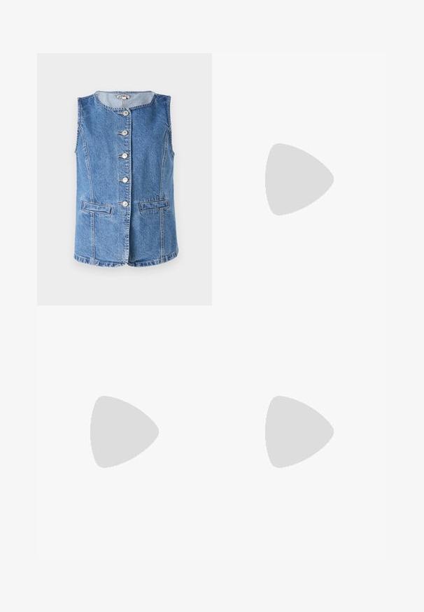 Gilet di denim in blu chiaro con scollatura rotonda, sei bottoni frontali e due tasche laterali. Presenta dettagli cuciti e una vestibilità strutturata.; Maglia a maniche lunghe bianca a collo alto realizzata in tessuto morbido ed elastico. Presenta un colletto alto e un design aderente, senza motivi o decorazioni visibili.; Jeans a gamba larga di colore azzurro chiaro realizzati in denim, con vita alta, design a cinque tasche e leggera scoloritura per un aspetto vissuto.; Sneakers platform bianchi realizzati in materiale sintetico liscio, con punta arrotondata, design con lacci e suola in gomma texture. Accento nero nel tallone.