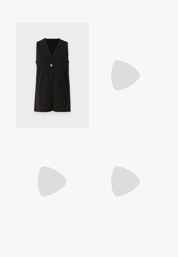 Melna bez piedurknēm veste ar V-veida kakla dizainu, ar četriem pogām un divām priekšējām kabatām, izgatavota no gludas auduma.; Balts kokvilnas t-krekls ar krāsainu tauriņa apdruku kreisajā krūtīs. Īsas piedurknes un brīvs piegriezums.; Platām kājām džinsu bikses ar gaismas līdz tumši zilam gradientam, augstu jostas līniju, jostas cilpām un atbilstošu auduma jostu. Tekstūrēts džinsas apdare.; Melnas lakotas augstpapēžu čības ar kvadrāta purngalu, potīšu siksniņām un sudraba sprādzēm. Aprīkotas ar masīvu bloku papēdi stabilitātei.