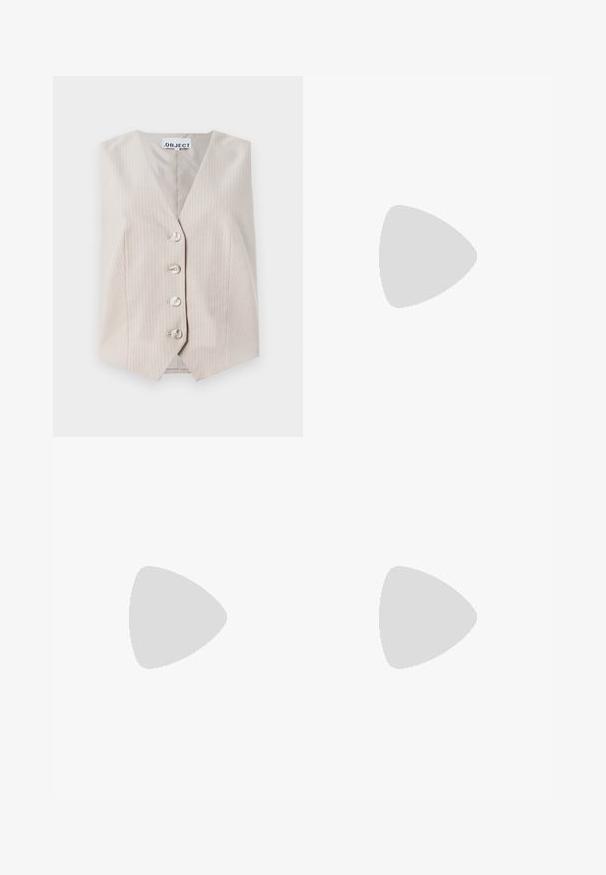 Gilet sans maniche beige con righe verticali, scollatura a V, chiusura con cinque bottoni e tasche laterali. Realizzato in tessuto testurizzato.; Due top in maglia senza maniche, a collo alto, in nero e bianco, con un design aderente e una superficie liscia, di lunghezza cropped.; Pantaloni neri a gamba larga realizzati in tessuto leggero, caratterizzati da una chiusura frontale con bottone e frontale piatto, con orli cuciti con precisione.; Scarpe sportive con tomaia in pelle bianca, punta in suede grigia e tre strisce nere. Presentano un logo blu sulla linguetta e una suola in gomma testurizzata.