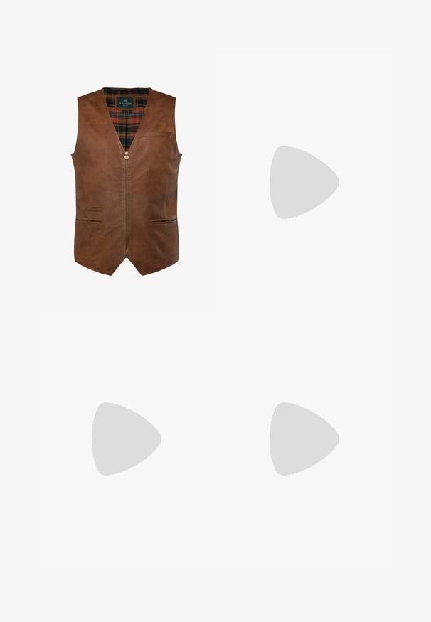 Brun läderväst med V-ringad design, som har en framdragkedja, två sidofickor och ett rutigt foder. Slät textur med accentuerande sömmar.; Vit kortärmad t-shirt i bomull, med rund halsringning och avslappnad passform med rak nederkant. Inga mönster eller dekorationer.; Svarta byxor med rak ben-design, tillverkade av ett jämnt tyg. Har framfickor och en enkel knapplåsning i midjan.; Svart läderloafer med rundad tå, stickade detaljer och ett dekorativt band över framsidan. Platt sula med minimal profil.