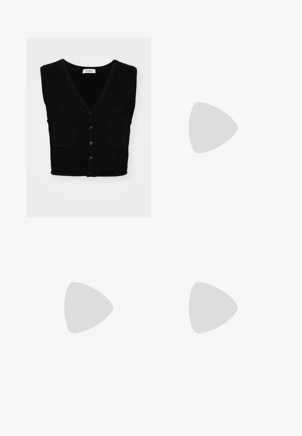 Mustassa neulotussa hihattomassa liivissä on v-pääntie, teksturoitu pinta, kaksi etutaskua ja viisi mustaa nappia keskellä.; Valkoinen hihaton paita, jossa on pyöreä pääntie, hienovarainen tekstuuri, avaustakki ja suora helma.; Mustat housut suoralinjaisella leikkauksella, joissa on etutaskut ja sivurei'ät helman alla. Valmistettu pehmeästä ja sileästä kankaasta. Sopii eri tilaisuuksiin.; Musta kiiltäväpintainen korkokengät, joissa on kaksi solkikiinnitystä, neliönmuotoinen kärki ja paksu korko, sileällä, kiiltävällä pintarakenteella.