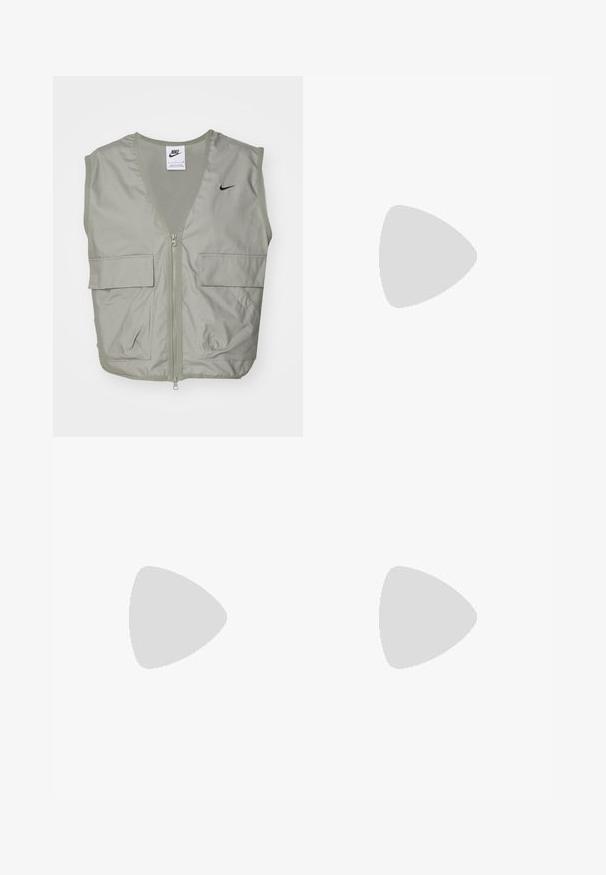 Světl zelená vesta Nike s výstřihem do V, síťovanými detaily, předním zipem a dvěma prostornými kapsami na klapky. Obsahuje malé černé logo na hrudi.; Černé tričko vyrobené z bavlny s krátkými rukávy. Na přední straně má bílé grafické zobrazení pavučiny a logo. Jednoduchý kulatý výstřih.; Černé kalhoty širokého střihu vyrobené z lehkého materiálu, s námořnickou modrou bočním panelem a elastickým pasem. Malé bílé logo na spodní části.; Černé kožené a syntetické tenisky s bílým logem Nike, gumovou podrážkou, kulatou špičkou a černými tkaničkami. Viditelné žebrované bílé ponožky.