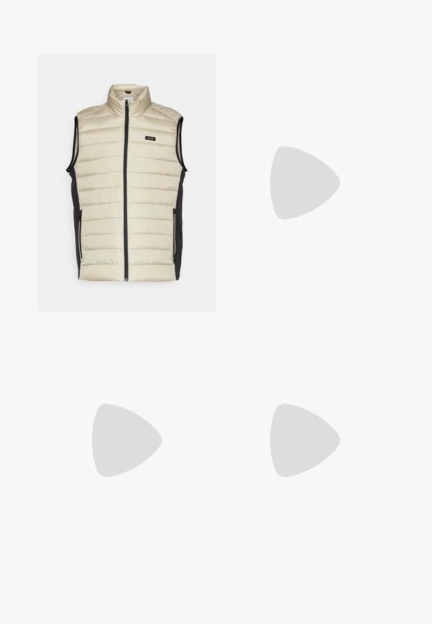 Calvin Klein SIDE LOGO VEST - Liemenė - eucalyptus; BOSS TEE - Paprasti marškinėliai - open white; Kaki kelnės, medvilnės mišinys, tiesaus kirpimo dizainas, priekiniai raukiniai, diržo kilpos ir mygtuko uždarymas. Lygus audinys be raštų.; Baltas ir šviesiai bežinis sportinis kedas, su tinklo viršumi, perforuotais detalėmis ir tekstūruotu tarpine su logotipu ant kulno.
