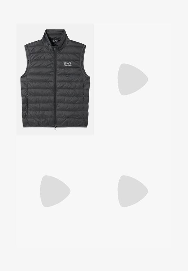 Gilet noir rembourré avec col montant, fermeture éclair sur le devant et poches latérales. Présente des coutures horizontales et le logo EA7 en haut à gauche.; T-shirt en coton blanc avec un col rond et des manches courtes, orné d'un logo doré EA7 Emporio Armani imprimé sur le devant.; Shorts de sport noirs en tissu doux, avec une taille élastique et un petit logo jaune EA7 sur le bas de la jambe gauche.; Baskets en cuir blanc avec une finition lisse, bout arrondi, lacets plats et semelle texturée. Présente un logo discret sur le talon.