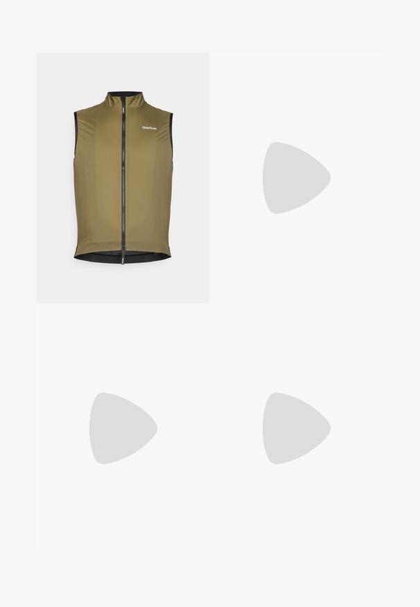 Olive zelená cyklistická vesta bez rukávov, ľahká látka, vysoký golier, predný zips, sieťovina na spodnej časti, s logom GripGrab na hrudi.; Čierne bavlnené tričko s krátkym rukávom a okrúhlym výstrihom, s nenápadným logom na hrudi a voľným strihom.; Svetlosivé, priedušné nohavice z materiálu s elastickým pásom, bočnými vreckami a kontrastným šedým lemovaním pozdĺž švov. Voľný strih.; Čierne atletické topánky s mohutnou podrážkou, vrchnou časťou z textilu a syntetiky, textúrovanými akcentmi a značkou Vibram na podrážke.