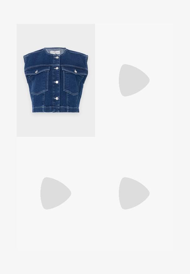 Gilet in denim blu scuro con scollatura rotonda, senza maniche, quattro tasche frontali e bottoni argentati sul davanti.; Top nero senza maniche con collo alto, caratterizzato da accenti in pizzo sfilacciato sulle spalle e una texture liscia e morbida.; Pantaloni neri su misura con design a gamba dritta, dotati di una vita con chiusura a bottone e spacchi laterali all'orlo.; Décolleté in vernice nera con punta affusolata e dettagli in metallo dorato sulla cinghia, caratterizzate da un tacco a blocco. Texture liscia.