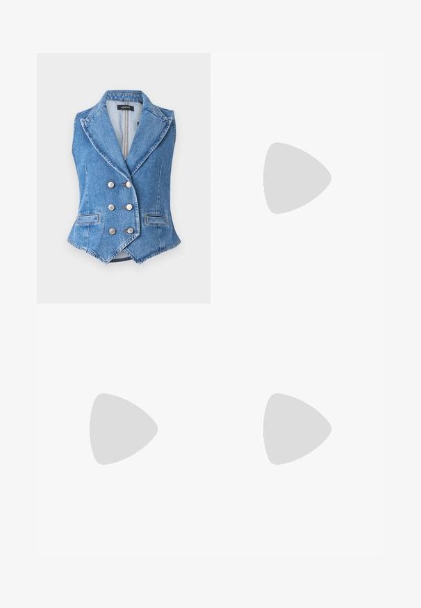 Chaleco de mezclilla azul con un diseño de doble botonadura, solapas con pico, botones plateados y bolsillos frontales. Tejido texturizado y costuras en contraste.; Camiseta de algodón blanca de manga corta, con cuello redondo y un corte relajado. Textura suave, sin patrones ni acentos, diseño minimalista.; Jeans anchos de mezclilla negros, con cintura alta, cinco bolsillos y cierre de botón metálico con costuras contrastantes.; Mocasines de piel negra con punta redondeada, suela texturizada gruesa y mínimos detalles de costura. Diseño elegante sin cordones o herrajes visibles.