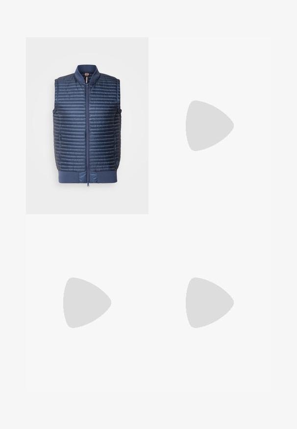 Jūras zila, quiltēta, izolēta veste ar rāvējslēdzēju priekšpusē, ribota apkakle un sānu kabatām; viegla un gluda tekstūra.; Tumši jūraspina džemperis, izgatavots no smalkas adītas auduma, ar garām piedurknēm un pieguļošu, augstu apkakli. Nav redzamu rakstu vai akcentu.; Tumši zils denim džinsu bikses ar taisnu kāju griezumu, ar rāvējslēdzēju, metāla pogām un vara kniedēm. Viegla tekstūra, nav redzamu rakstu.; Melna āda sašūta kurpe ar noapaļotu purngalu, gludu tekstūru, minimālu šuvju skaitu un zemu gumijas papēdi. Logo uz papēža.