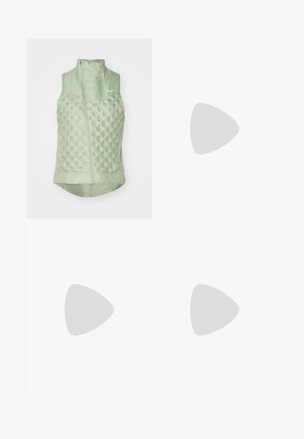 Nike Performance AEROLOFT jasnozielony; Koszulka Nike w kolorze białym, z krótkimi rękawami, okrągłym dekoltem, wykonana z gładkiego, lekkiego materiału. Posiada subtelne logo na piersi.; Białe szorty z wysokim stanem wykonane z elastycznej tkaniny. Charakteryzują się gładką teksturą i dopasowanym krojem, bez dodatkowych wzorów czy elementów metalowych.; Sneakers z jasnoszarym siateczkowym wierzchem, białym logo Nike, amortyzującą środkową podeszwą, smukłym kształtem oraz czarną gumową podeszwą z wzorem bieżnika.