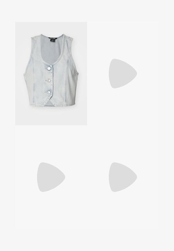 Lyseblå denim med ermene kåpe med V-hals, fem sølvknapper og sydd detaljering langs kantene. Kuttet design.; Hvit bomullstopp med vid halsutskjæring og tynne skulderstropper. Glatt tekstur uten synlige mønstre eller dekorasjoner.; Vidde benbukser i marineblå, laget av lett stoff. Har en litt teksturert overflate, elastisk liv og frontseam.; Hvit lær sneakers med en glatt finish, aksenter i beige semsket skinn, rund tå, flat snøring og en teksturert gummisåle.