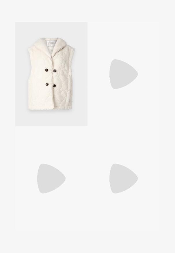 Vadderad krämfärgad väst gjord av plyschmaterial med en sneddad krage, två mörka knappar och subtila hjärtformade mönster.; Svart bomull T-shirt med V-urringning och korta ärmar. Enkelt design med en vanlig passform och inga mönster eller accenter.; Svarta skräddarsydda byxor med rak benform, med en slät yta och skarpa veck fram. Ingen synlig hårdvara.; Svart spetsig slingback-sko med låg klack, som har ett slätt lädermaterial och utskärningsdesign på sidan för andningsförmåga.