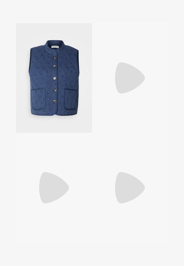 Lollys Laundry VEST - Strukirani kaput - blue; Bijela majica kratkih rukava s okruglim izrezom i detaljem s vezicom u struku, s glatkom, mekanom teksturom.; Svijetloplave lanene hlače ravnog kroja, sa kopčanjem na gumb i preokrenutim rubom. Glatka tekstura, namijenjene za svakodnevno nošenje.; Svijetlo ružičaste slingback balerinke s šiljastim vrhom, izrađene od glatkog materijala nalik koži. Sadrže izrezane detalje sa strane i ravnu petu.