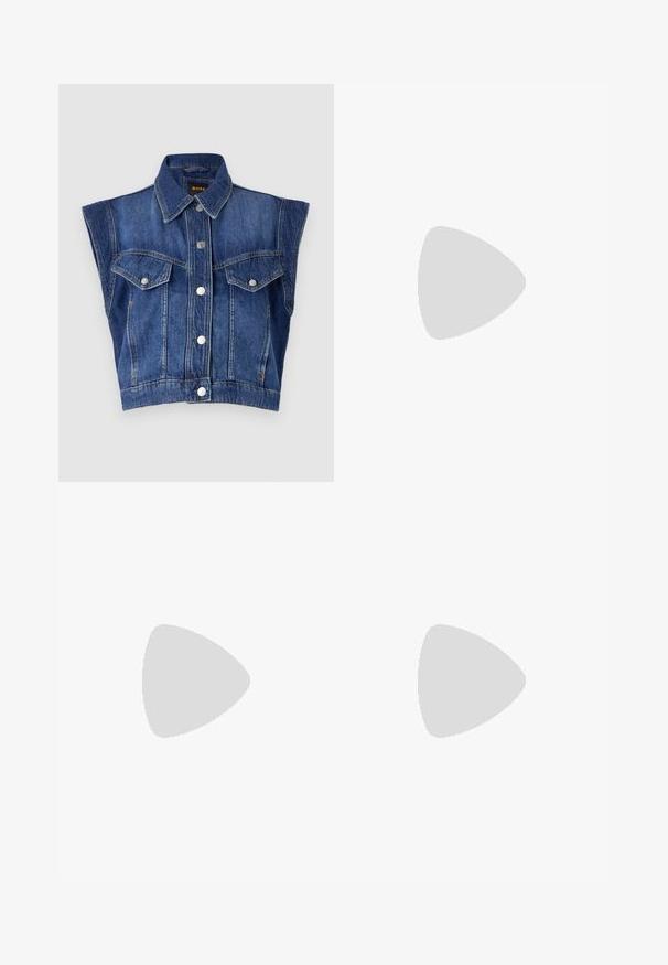 Τζάκετ από τζιν με κολάρο, χωρίς μανίκια, εμπρός τσέπες και ασημένια κουμπιά. Σκούρο μπλε χρώμα με ξεθωριασμένη υφή.; Μαύρο βαμβακερό μπλουζάκι με στρογγυλή λαιμόκοψη, κοντά μανίκια και κεντημένο λογότυπο στο στήθος. Απλή, χαλαρή γραμμή χωρίς σχέδια.; Ανοιχτό μπλε τζιν παντελόνι με ψηλή μέση, φαρδιά γραμμή, δύο πλαϊνές τσέπες και σχέδιο με πτυχώσεις. Μαλακή υφή με ξεθωριασμένο φινίρισμα.; Μαύρες δερμάτινες γόβες slingback με μυτερή μύτη, διαθέτοντας λεπτό τακούνι και χρυσή λεπτομέρεια στην ρυθμιζόμενη λωρίδα. Λείος υφές.