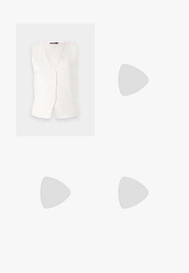 Vit ärmlös cardigan med v-ringning, sju knappar och en lätt rundad nederkant. Tillverkad av ett mjukt, strukturerat stickat material.; Två ärmlösa ribbade polotröjor i svart och vitt, med en figursydd design och slät textur, i en kortad längd.; Svarta vida byxor i lätt material, med knappstängning fram och platt front, samt väl sydda fållar.; Sportskor med överdel i vit läder, grå mocka på tårna och tre svarta ränder. Har en blå logotyp på tungan och en texturerad gummisula.