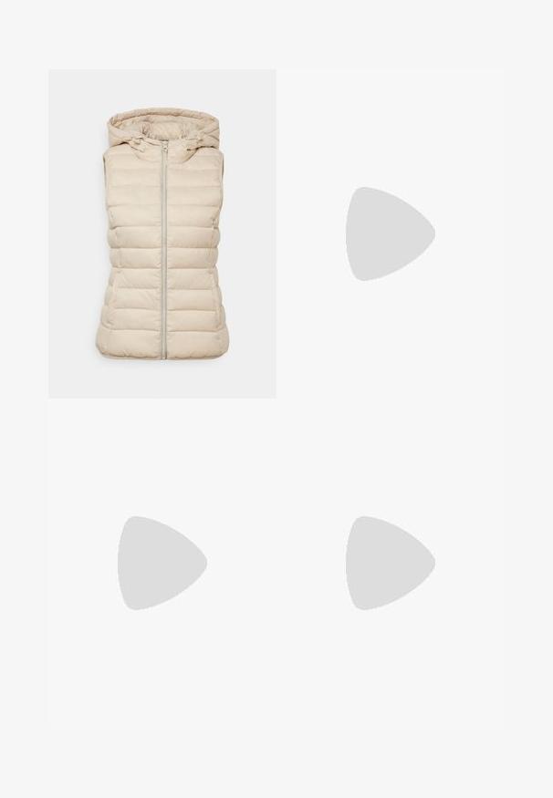 Beige, gepolsterte Weste mit Kapuze, zentralem Reißverschluss, gestepptem Design und ohne Ärmel, aus leichtem Stoff gefertigt.; Set aus drei kurzärmeligen T-Shirts in Schwarz, Grau und Weiß. Hergestellt aus Baumwolle, mit Rundhalsausschnitt und einem einfachen, einfarbigen Design.; Schwarze, weit geschnittene Hose aus einem glatten Stoff, mit einem Knopfverschluss, gefälteter Vorderseite und maßgeschneiderem Bund für einen strukturierten Look.; Weiße Plateausneaker aus glattem Kunstmaterial, mit runder Zehenform, Schnürdesign und einer strukturierten Gummisohle. Schwarzer Fersenakzent.