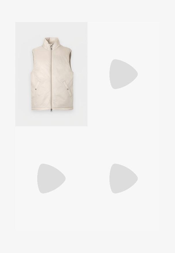 Bež prsluk bez rukava s pufastim punjenjem, visokim ovratnikom, prednjim patentnim zatvaračem i dva bočna džepa, s glatkom teksturom i minimalističkim dizajnom.; PULL&BEAR JOIN LIFE - Osnovna majica kratkih rukava - black; Crne pamučne hlače s opuštenim krojem, s klasičnim pojasom, prednjim nabranjima i bočnim džepovima. Glatka tekstura bez uzoraka.; Bijele kožne tenisice s glatkom površinom, s okruglim vrhom, vezanjem i suptilnim logotipom sa strane, u paru s bež hlačama.