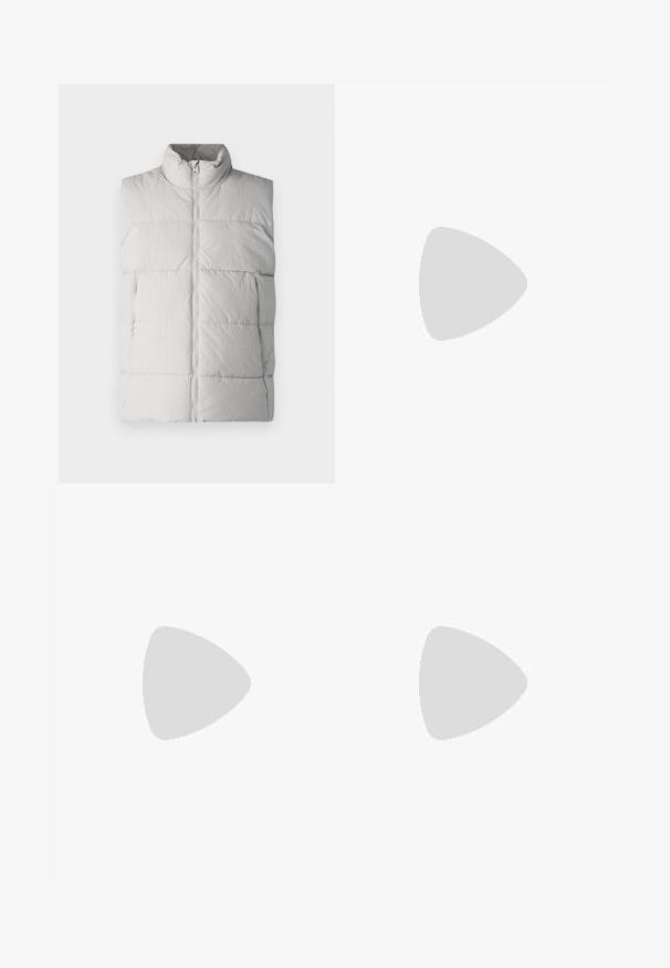 Only & Sons GLOBAL PUFFER  - Γιλέκο - cool grey; Ανοιχτό γκρι μπλουζάκι με κοντά μανίκια και λαιμόκοψη, τοποθετημένο σε απλό λευκό φόντο.; Πλατιά τζιν παντελόνια σε σκούρο γκρι τζιν, με ψηλή μέση, κλασικό σχέδιο πέντε τσεπών και αντίθετη ραφή κατά μήκος των ραφών.; Μαύρο δερμάτινο αθλητικό παπούτσι με λευκή ελαστική σόλα και μαύρες κορδόνες, τοποθετη�μένο σε μια μπεζ υφασμάτινη επιφάνεια και φόντο.