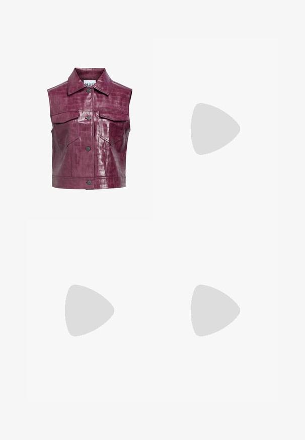 Bordeaux nepleer vest met een krokodillenstructuur, voorzien van een spitse kraag, voorste drukknoopjes en twee borstzakken.; Witte lange mouw top van zachte, gladde stof. Heeft een ronde hals en een slim fit met minimale stikdetails.; Beige wijde broek met een hoge taille, voorzien van voorplooien en een soepele textuur. Ontworpen voor een relaxed fit met een verfijnde uitstraling.; Bruine suède balletschoenen met een spitsneus en een laag profiel. Kenmerkt zich door een gladde textuur en een minimalistisch ontwerp. Geen zichtbare hardware of accenten.; Ovale zonnebrillen met donkere lenzen, gouden metalen monturen en grijze armen. De monturen kenmerken zich door een minimalistisch ontwerp met een subtiele brugaccent.; Donkerbruine suède handtas met twee bovenhandvatten, een gestructureerde vorm en leren accenten. Voorzien van een verstelbare trekkoordsluiting en een soepele textuur.