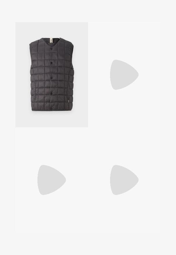 Only & Sons ONSGAVIN LIFE LIGHT QUILTED SNAP VEST - Weste - phantom; Drei weiße, gerippte Tanktops aus Baumwolle. Merkmale einen Rundhalsausschnitt und kleine schwarze Etiketten am Saum. In mehreren Größen erhältlich.; Schwarze Sporthosen mit elastischem Bund, aus glattem Stoff, mit dezenten Seitennähten und einem entspannten Schnitt, mit geradem Bein.; Schwarze Sneaker mit einem Obermaterial aus Wildleder und Synthetik, ausgestattet mit drei weißen Streifen, einer strukturierten Gummi-Sohle und einem blauen Logo-Tag auf der Zunge.