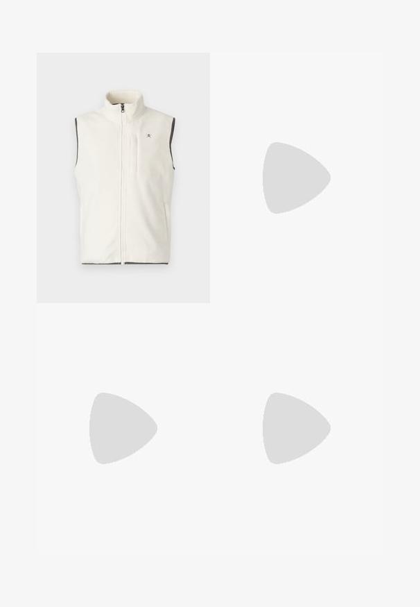 Fleece-Weste in Creme mit hohem Kragen, vorderem Reißverschluss und kontrastierendem grauen Besatz. Verfügt über eine mit Reißverschluss versehene Brusttasche. Leichte und weiche Textur.; BOSS TEE - T-Shirt basic - open white; Beige maßgeschneiderte Hose mit hohem Bund, Falten und geradem Bein. Hergestellt aus glattem Stoff mit Seitentaschen und einem sauberen Finish.; Hellgraue Wildleder-Ankle-Boots mit runder Zehenpartie, weißer Gummisohle und dezentem Logo-Detail an der Seite. Mit Schnürverschluss.