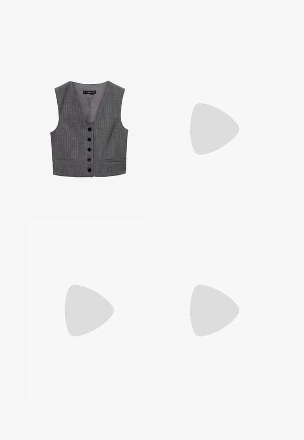 Mango Vesta - grey; Černý krátký rukáv top vyrobený z elastického materiálu, s přiléhavým střihem a na bocích s nařasením. Hladký povrch, klasický tvar.; Černé kalhoty s rovným střihem, s předními kapsami a bočními rozparky na lemu. Vyrobené z jemné, hladké tkaniny. Vhodné na různé příležitosti.; Černé lakované sandály na podpatku se čtveratou špičkou, lýtkovými pásky a stříbrnými přezkami. Disponují masivním blokovým podpatkem pro stabilitu.