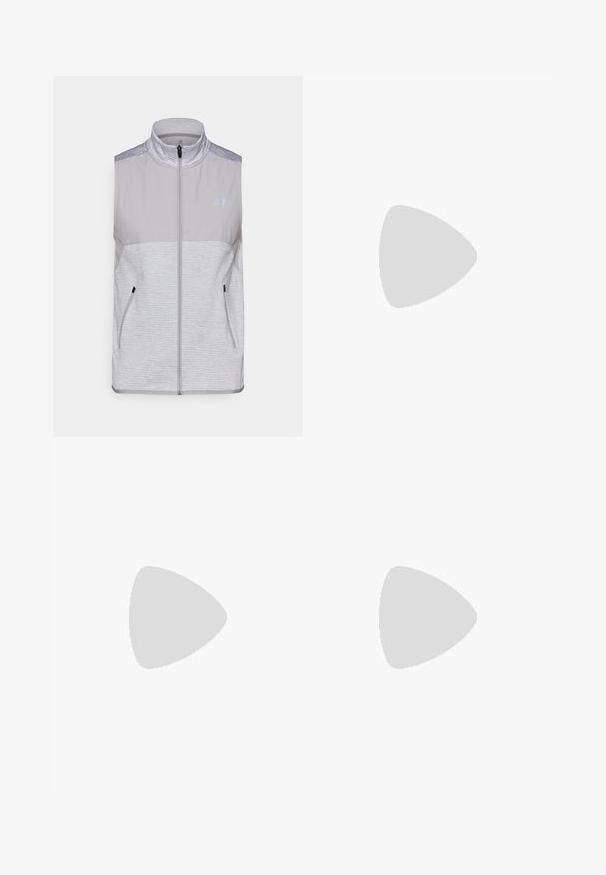 Szary bezrękawnik z lekkiego materiału. Posiada wysoki kołnierz, pełny zamek z przodu i dwie boczne kieszenie. Teksturowane akcenty na ramionach.; New Balance - Koszulka sportowa; Czarne spodnie sportowe z elastycznym pasem, zwężanym krojem, bocznymi kieszeniami i subtelnym logo. Wykonane z elastycznego, przewiewnego materiału.; Buty sportowe w kolorze szarym i białym, wykonane z materiałów syntetycznych, o smukłej konstrukcji, teksturowanym wykończeniu oraz wyraźnym systemie sznurowania.