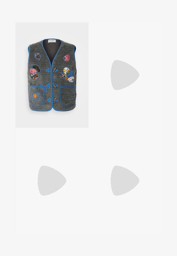 Chaleco de forro polar gris con ribete azul, parches decorativos en varios colores y patrones, y cierres de toggles de madera. Dos bolsillos frontales.; Camiseta blanca de manga corta hecha de suave algodón. Presenta un escote redondo y un corte relajado. Diseño limpio sin patrones o acentos visibles.; Pantalones blancos, ajustados, con un diseño de pierna recta, que cuentan con un cierre de botón, lazos para cinturón y bolsillos laterales; textura de tela suave.; Bailarinas de color rosa pálido con tiras traseras y punta puntiaguda, fabricadas con un material similar al cuero suave. Presentan detalles recortados en los laterales y un tacón plano.