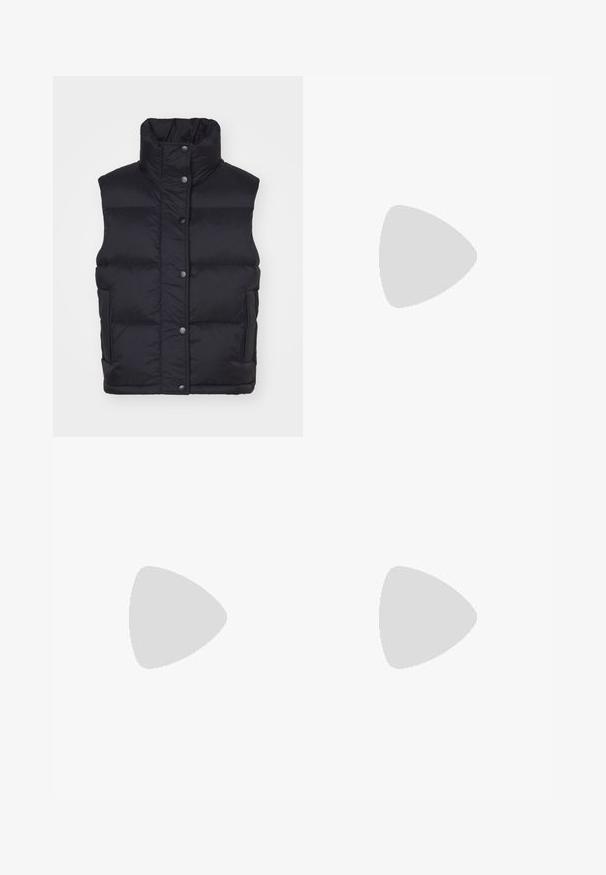 Zwarte puffervest met hoge kraag, drukknoopsluitingen aan de voorkant, gewatteerde secties en zijzakken. Gladde textuur; geen zichtbare patronen.; Een witte katoenen t-shirt met een ronde hals, korte mouwen en een klein zwart "Calvin Klein" logo op de borst. Eenvoudig ontwerp, geen patronen.; Lichtblauwe klokbroeken van denim, met een hoge taille, voorzakken en een ruwe zoom bij de boorden voor een casual uitstraling.; Zwarte leren instappers met een ronde neus, dikke getextureerde zool en minimale stikseldetails. Strak ontwerp zonder zichtbare veters of hardware.