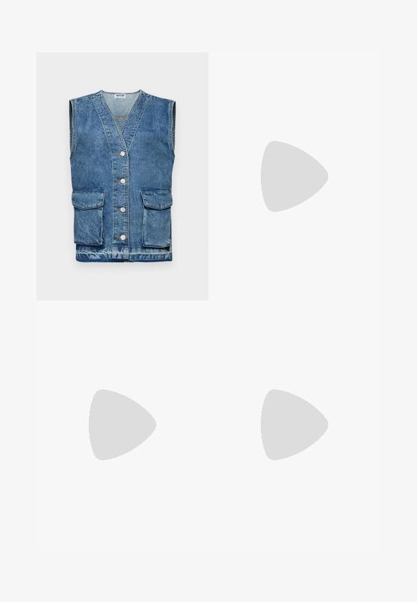 Denim prsluk u svijetloplavoj boji, bez rukava, s V-izrezom, pet gumbâ sprijeda i dva prednja džepa. Prisutna su istrošena tekstura i izblijedjela područja.; Bjela košulja dugih rukava od pamuka, s klasičnom kragnom, dugmadi na prednjem dijelu i jednim džepom na lijevoj strani.; Crne krojene hlače izrađene od glatkog materijala, s ravnim krojem i dva bočna džepa. Elegantna i minimalistička konstrukcija.; Crne kožne baletanke s zaobljenim vrhom, glatke teksture, minimalnim detaljima šavova i fleksibilnim dizajnom potplata.