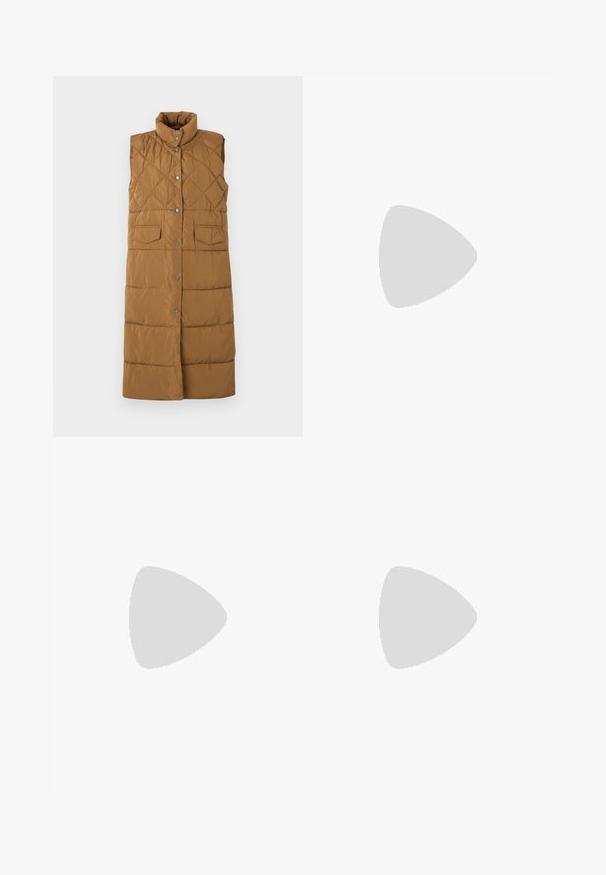 Gilet doudoune brun long sans manches avec un motif en losanges, col montant, fermeture à boutons-pression à l'avant et deux poches à rabat à l'avant.; Haut blanc ajusté en tissu côtelé avec des manches courtes et des détails froncés sur les côtés pour ajouter de la texture et de la forme.; Jeans en denim bleu clair à jambe large avec une taille haute, présentant un délavage léger et de petits détails de déchirures éparpillés.; Des chaussures en daim bleu avec des rayures roses et des lacets blancs, dotées d'une semelle en caoutchouc gomme, assorties à un pantalon en denim ample sur une surface verte.