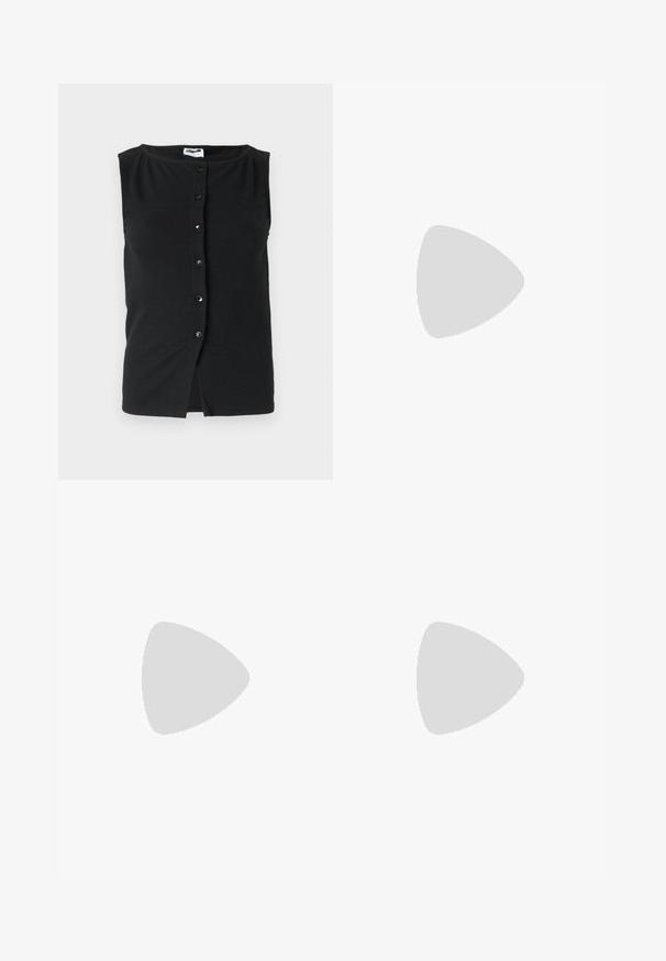 Noisy May NMAJA BUTTON - Veste - black; Trīs garām piedurknēm veidotas augšdaļas, sakrautās: melna, pelēka un balta. Katram ir noapaļots kakla izgriezums un īsa dizaina forma ar gludu, vieglu audumu.; Melnas uzliesmojošas bikses, izgatavotas no elastīga auduma, ar augstu jostasvietu un flared piedurknēm ar sānu šķēlumiem papildu kustībai.; Pelēkas zamšādas kedas ar baltām saites, melnām svītrām un baltu gumijas zoli. Raksturīga apļa logo uz mēles un gumijas zole.