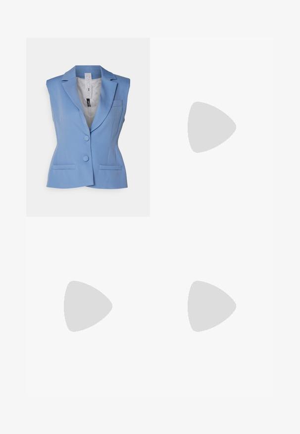 Modra brezrokavna blazer jakna s slim fit krojem, z zareznimi reverji, dvema sprednjima žepoma in dvema gumboma. Gladka tkanina in krojena struktura.; Bela bombažna majica s kratkimi rokavi, okroglim izrezom, sproščenim krojem in šivanim robom. Oznaka vidna na notranji strani izreza.; Črne, široke hlače iz gladkega blaga. Imajo pas z zankami in sprednje gube. Ravn vzorec do gležnjev.; Bež sandali na blok peto s minimalističnim dizajnom, odprti prst in nastavljiv trak okoli gležnja z zlatim zapiranjem. Gladka tekstura.