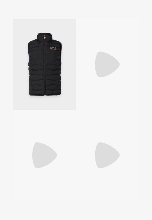 EA7 Emporio Armani JACKET - Vesta - black; Bílý bavlněný tričko s krátkým rukávem, kulatým výstřihem, volným střihem a šitým lemem. Nálepka viditelná na vnitřní straně výstřihu.; Černé široké kalhoty vyrobené z hladké látky s vysokým, elastickým pasem. Kalhoty mají dlouhou délku a jednoduchý design bez vzorů.; Bílé tenisky s texturovaným koženým svrškem, kulatou špičkou a šněrovacím designem. Silná bílá gumová podešev s texturovaným vzorem pro lepší trakci.