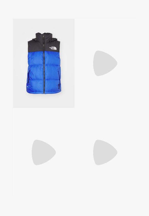 Blauwe puffer vest met een zwart bovenstuk en capuchon, voorzien van een ritssluiting aan de voorkant en twee zijzakken. Logo weergegeven op de bovenste linkerkant.; Crème katoenen t-shirt met een ronde halslijn en korte mouwen; heeft een klein, lichtgekleurde logo op de borst.; Lichtgrijze sweatpants van zachte stof, met een elastische tailleband met koord en een klein logo op de linkerdij.; Zwart-witte sneakers met een bovenwerk van suede en leer, voorzien van drie witte strepen, een geperforeerde neus en een rubberen gumzool.