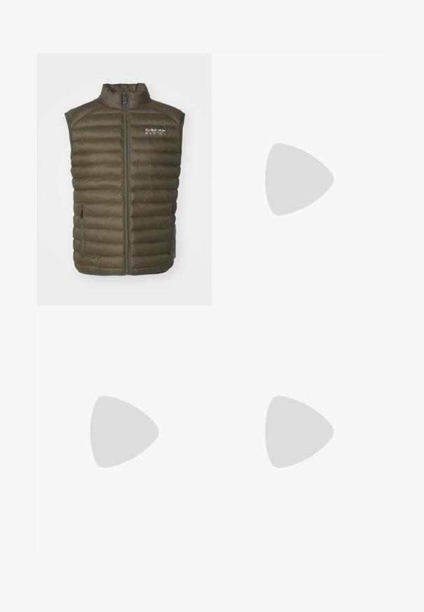 Olivinė puffer liemenė su aukštu apykakle, pilnu užtrauktuku priekyje ir šoninėmis kišenėmis. Itin horizontaliai siuvinėtas raštas ir prekės ženklo logotipas.; Juodi maikutai trijų pakuotėje. Raštuota tekstūra, standartinė apvalia iškirpte, be rankovių. Apačia papuošta mažuoju prekės ženklu.; Mėlyni džinsai su laisvu siluetu, aukštu juosmeniu, penkių kišenių dizainu ir siuvinio akcentais. Su mygtuku ir užtrauktuku.; Juodi sportiniai bateliai, pagaminti iš zomšos ir odos, su mėlynu logotipu ir rudu gumuotu padu. Derinami su pilkais kojiniais ir kordūroje pagamintomis kelnėmis.; Juodas siuvinėtas peties krepšys su minkšta tekstūra, dėvimas asmens, kuris vilki baltą marškinėlį su grafika ir ryškiais užrašais. Kasdieniškas aprangos stilius su džinsais.