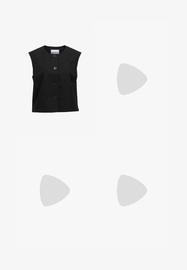 Zwarte mouwloze top van gestructureerde stof met een ronde halslijn en vijf grote zwarte knopen aan de voorkant.; Witte katoenen t-shirt met korte mouwen en een ronde hals. Bevat een roze label aan de binnenkant van de hals. Soepele textuur.; Zwarte denim shorts met een hoge taille en een wijdbenige pasvorm, voorzien van vijf zakken en een knoopsluiting. Glad textuur met minimale vervaging.; Zwarte geïsoleerde instapschoenen met textuurzolen en een wit logo, gedragen met grijze gebreide sokken, gecombineerd met geribbelde mosterdkleurige broek.
