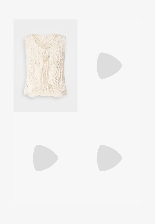 Strickweste in Creme mit V-Ausschnitt und Bindeschluss. Verfügt über ein kompliziertes Lochmuster und ein lockeres, fließendes Design. Weiche Textur.; Cremfarbener Sweatshirt mit lockerer Passform, geripptem Rundhalsausschnitt und kleinen lila grafischen Details auf der Brust. Weiches Baumwollmaterial.; Braune Sporthose mit einem elastischen Bund, zwei Seitentaschen und einem kleinen Logo auf der linken Seite, gefertigt aus weichem Stoff.; Rosa Moon Boot mit hohem Schaft, strukturiertem Stoff, dekorativen Schnürsenkeln und einem markierten Riemen. Verfügt über eine strapazierfähige Sohle für Stabilität.; Baumwollstoff mit einem braun-weißen Kuhfellmuster, der eine glatte Textur und einen weichen Fall aufweist.