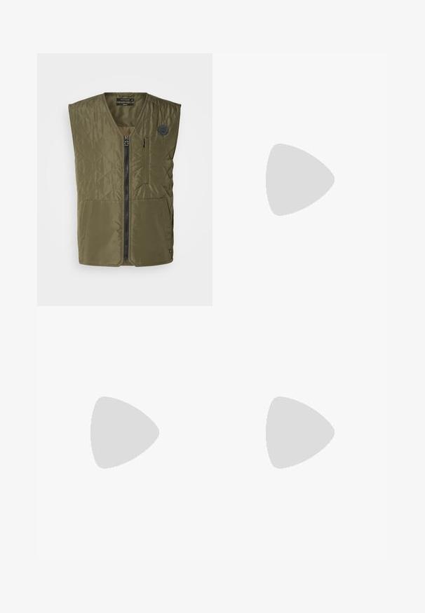 Chaleco acolchado verde oliva con cierre frontal, cuello redondo y dos grandes bolsillos. Presenta un pequeño emblema en el lado izquierdo del pecho.; Camiseta blanca de algodón con mangas cortas, cuello redondo, corte relajado y sin logotipos ni patrones visibles. Textura suave y diseño minimalista.; Jeans de cintura alta y corte holgado en denim negro desgastado. Con cinco bolsillos, pasadores para el cinturón y un diseño de pierna recta y limpia.; Zapatilla gris y blanca con parte superior de ante y cuero, puntera redondeada, cordones planos y suela de goma con un acento de goma.