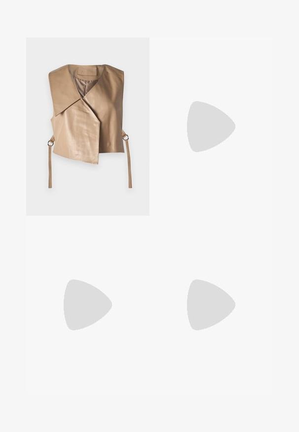 Cortiertes Weste aus tanfarbenem Leder mit einem Schalkragen und asymmetrischer Vorderseite. Verfügt über ein Bindedetail mit Metallbeschlägen an den Seiten.; Schwarzes T-Shirt mit kurzen Ärmeln aus weicher Baumwolle, mit rundem Halsausschnitt und glatter, gleichmäßiger Textur in einem schlichten Design.; Hellblaue Jeans aus Denim mit geradem Bein, subtiler Ausbleichung und mittelhoher Taille. Verfügt über fünf Taschen und Gürtelschlaufen.; Schwarze Leder-Stiefeletten mit spitzem Zehenbereich und Blockabsatz, kombiniert mit glänzenden silbernen Hosen, die elegante Texturen und kontrastierende Farben zur Geltung bringen.