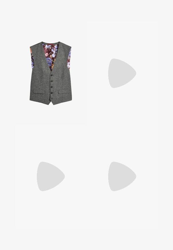 Gilet di lana grigia con scollatura a V, chiusura con bottoni e due tasche frontali; foderato con un motivo floreale nei toni del viola, rosa e blu.; Tre canotte bianche a coste in cotone. Presentano un colletto rotondo e piccole etichette nere vicino all'orlo. Disponibile in diverse taglie.; Pantaloni sportivi neri con vita elastica, realizzati in tessuto liscio, con cuciture laterali sottili e un fit rilassato, design a gamba dritta.; Sneakers neri con tomaia in suede e materiale sintetico, caratterizzati da tre strisce bianche, suola in gomma testurizzata e etichetta blu sul linguetta.