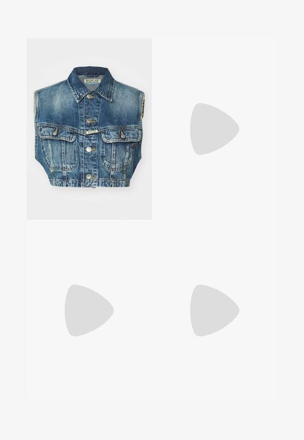 Jeansjacka utan ärmar i urtvättad blå färg, med två framfickor, silverfärgade knäppningar och synliga sömnadsdetaljer. Märkesetikett inuti kragen.; Blå stickad ärmlös väst med V-hals, kabelmönster, ribbade kanter och en liten röd broderad logotyp på bröstet.; Svarta shorts med en mjuk textur, utrustade med ett brett svart bälte och silver-spänne, skurna i en figurnära design med en något hög midja.; Svarta läderstövlar i ankellängd med spetsig tå, slät yta och en silverfärgad spänne på sidan. Kraftig fyrkantig klack.; Runda, bruntonade solglasögon med en glansig bordeauxfärgad ram. Smala bågar med subtilt varumärkesdetalj. Platt linsdesign.