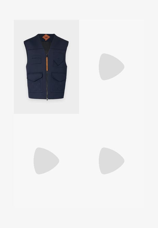 Vest bleumarin cu fermoar în față, multiple buzunare și un design embosat. Prezintă o textură matlasată și o etichetă de brand din piele maro.; Tricou din bumbac bleu deschis, cu guler rotund, mâneci scurte și un mic logo "TIGER OF SWEDEN" pe pieptul stâng. Textură netedă.; Jeans din denim de culoare albastru închis, cu un design drept, având cinci buzunare, închidere cu nasture și detalii de cusătură în contrast.; Adidași cu talpă joasă din suede bleumarin, cu talpă albă, șireturi bleumarin și logo-ul 'Filling Pieces' în aur pe lateral.