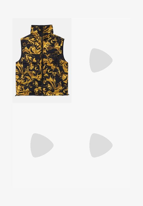 Gilet noir avec un col haut, orné d'un motif baroque doré, fermeture éclair et deux poches avant. Matériau doux et rembourré.; T-shirt en coton noir à manches courtes avec un grand texte blanc "VERSACE JEANS COUTURE" sur le devant. Design classique avec col rond.; Pantalons légers noirs avec une taille élastique, fermeture à cordon, et bas zippés pour un ajustement réglable. Texture lisse et élégante.; Basket de sport noire avec un panneau en maille texturée, semelle en caoutchouc épaisse, accents contrastants et fermeture à lacets. Dispose d'une languette arrière.