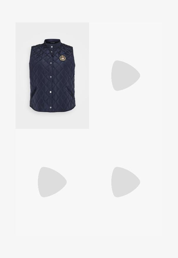 Gilet imbottito blu navy con collo alto, bottoni a pressione e un emblema ricamato sul petto. Include due tasche laterali.; T-shirt beige, aderente, con scollatura ampia e rotonda e maniche a tre quarti arrotolate. Realizzato in materiale morbido ed elastico con un sottile accento di logo.; ONLY Petite ONLMADISON BLUSH WIDE - Wide Leg - dark blue denim; Lauren Ralph Lauren JANSON II ACTION LEATHER SNEAKER - Sneakers basse - real white