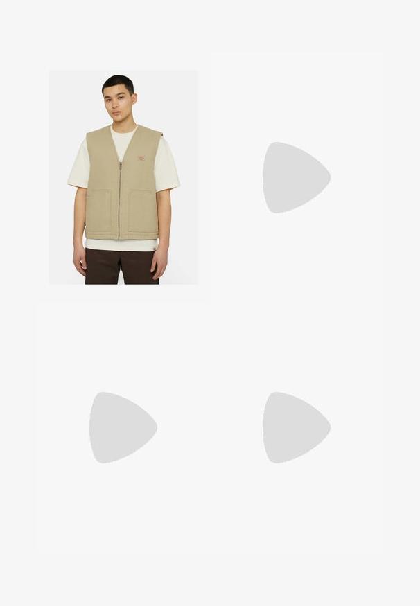 Beige ermeløs vest laget av slitesterkt stoff, med frontglidelås og to store lommer. Båret over en hvit skjorte.; Svart hettegenser med raglan ermer, rund hals og ribbestrikkede mansjetter. Har en liten hvit adidas-logo på brystet. Myk tekstur.; Mørkegrå denimjeans med rett ben-design, med glidelås, fem lommer og subtile falmingdetaljer på stoffet.; Svart lær snøresko med rund tå, kraftig såle og gule sømmer. Har en gul treningsløyfe på hælen.