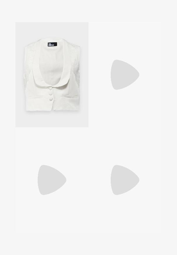 The Kooples GILET - Weste - ecru; Weißes Baumwoll-T-Shirt mit kurzen Ärmeln und Rundhalsausschnitt, das das Wort "INTROSPECTION" in hellblauem Text über die Brust trägt.; Schwarze Schlaghose mit hoher Taille, aus dehnbarem Material. Mit vertikalen Nahtdetails auf der Vorderseite und einer glatten Textur.; Schwarzer Leder-Slingback-Schuh mit spitz zulaufender Zehenpartie, dekorativen Riemen mit METALLÖSEN und niedrigem Blockabsatz. Strukturelle Oberfläche.