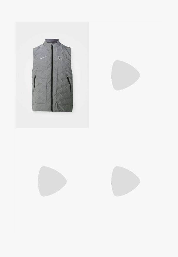 Graue Nike ärmellose Weste mit einem Frontreißverschluss, gestepptem Muster, zwei Seitentaschen und einem runden Paris-Logo auf der linken Brust.; Weißes Langarm-Hemd aus Baumwolle mit Knopfleiste. Es zeichnet sich durch einen klassischen Kragen, Knopfmanschetten und ein kleines, navyblaues gesticktes Logo auf der Brust aus.; Schwarzes, übergroßes T-Shirt mit dunkelgrauem "ALLSAINTS"-Schriftzug über der Brust und "LONDON" in kleineren Buchstaben darunter.; Helle blaue Denim-Jeans im Slim-Fit-Schnitt, mit Fünf-Taschen-Design und dezenten Ausbleichungen. Verfügt über einen Knopfverschluss und einen gestickten Saum.; Graue Sportausstattung mit einem Obermaterial aus Wildleder und Textil, weißem Nike-Swoosh und weißen Schnürsenkeln. Verfügt über eine strukturierte Gummisohle und einen gepolsterten Kragen.