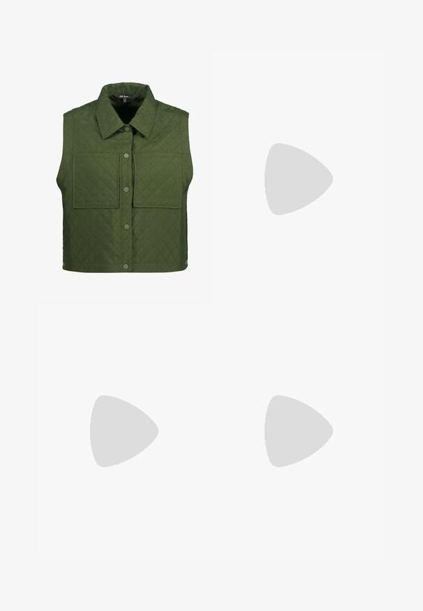 Ulla Popken Smanicato - olive green; Top nero a maniche corte realizzato in tessuto elastico, con un design aderente e dettagli arricciati sui lati. Texture liscia, forma classica.; Pantaloni culotte neri in poliestere con una cintura elastica, due pieghe frontali e una silhouette ampia. Nessun motivo visibile o dettagli in metallo.; Décolleté in vernice nera con punta affusolata e tacco in geometria cubica. Presentano un design elegante e minimalista, con una texture liscia.; Borsa hobo nera in pelle con una superficie liscia, forma curvata e una singola tracolla regolabile; presenta un'ampia apertura nella parte superiore.