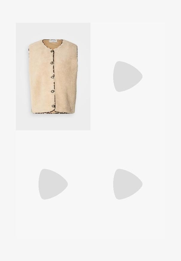 Beige Kunstfellweste mit rundem Ausschnitt, schwarzen Knopfverschlüssen und einem gemusterten Saum, der am Rand einen Leopardenprint aufweist.; Weiße Bluse mit langen Ärmeln und Kragen, mit strukturierten Stickereien in einem Rautenmuster und einer geknopften Leiste. Weicher, leichter Stoff.; Weite Jeans aus dunkelblauem Denim. Mit hoher Taille, Knopfverschluss und klassischem Fünf-Taschen-Design sowie dezenten Ausbleichungen.; Weiße, geschnallte High-Heel-Sandalen mit flacher Zehenbasis, strukturiertem Vorderteil mit gerafften Akzenten und schlankem Knöchelriemen.